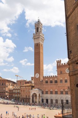 Arka planda Mangia Kulesi olan Campo Meydanı, Siena, İtalya