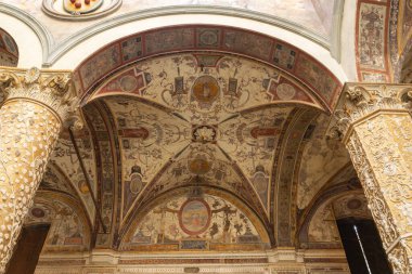Avlu Palazzo Vecchio 'yu süsleyen freskler. Floransa, Ita