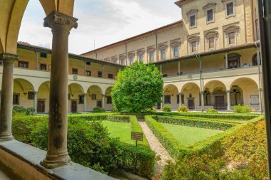 İtalya, Firenze 'deki San Lorenzo Yard Bazilikası içinde portakal ağacı olan bahçe.