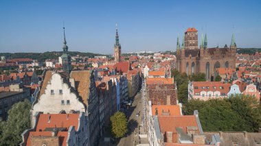 Gdansk 'taki eski şehrin şafak vakti Motlawa nehri üzerindeki güzel manzarası, Polonya.