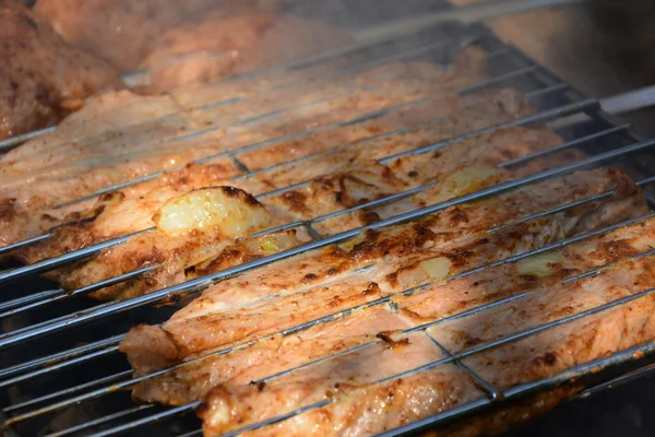 Zubereitung, Kochen von Spießen auf Holzkohle im Freien — Stockfoto