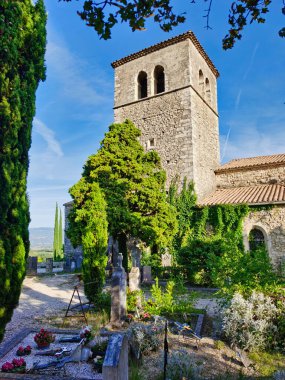 Fransa 'nın güneyindeki Miramande Ortaçağ köyündeki mezarlığın şapeli..