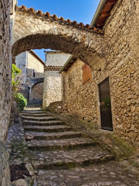 Fransa 'nın güneyindeki Mirmande Ortaçağ Köyü' nde Paved Caddesi..