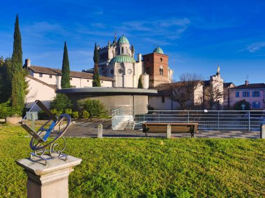 Ars-sur-formans bazilikasının dış görünüşü. Katolik Kilisesi, Aziz Jean-Marie Vianney köyü. Fransa