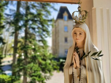 Bakire Meryem heykeli elleri bağlı, bir taç ile dua ediyor. Fatima Leydimiz. Paray-le-Monial, Fransa.