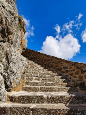 Cennete giden merdiven, gökyüzünde yükselen taş merdiven, kalp şeklinde bulut..