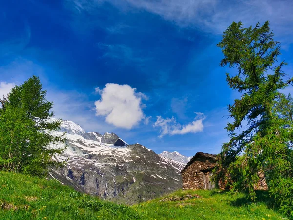 Malowniczy Widok Góry Starego Kamiennego Domu Francuskich Alpach Monal Bourg — Zdjęcie stockowe