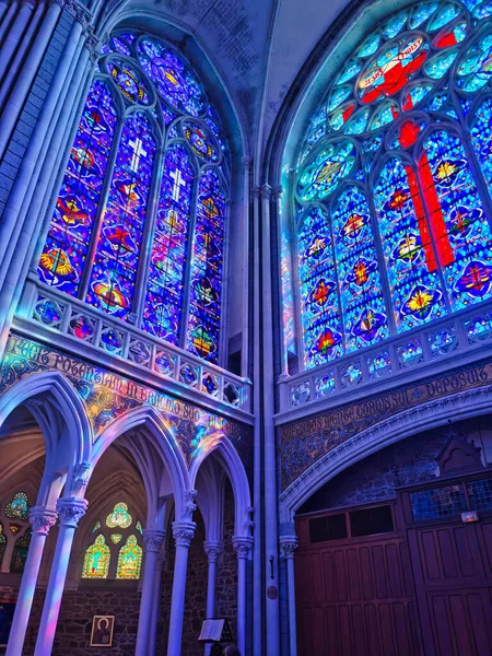 Färgade Glasfönster Vacker Interiör Basilikan Pontmain Norra Frankrike Stockbild