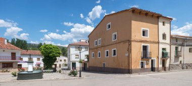 Tragacete, Cuenca eyaleti, İber Sistemi, İspanya 'nın geleneksel kırsal evi, Serrana de Cuenca dağlarında yer alır, İspanya' nın tipik iç kesimleri ve kırsal turizm beldesi.