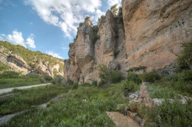 Estrecho de Blas, Tragacete, Cuenca bölgesi, İber Sistemi, İspanya yakınlarındaki Akdeniz bitki örtüsü ve kaya oluşumlarıyla dolu dar kireçtaşı kanyonu..