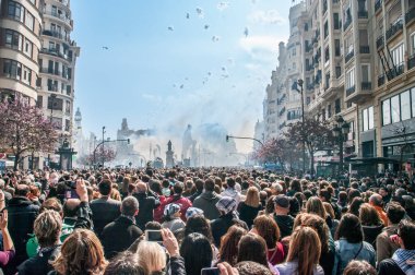 VALENCIA, İSPA 2016: Valencia, Valencia, İspanya 'da düzenlenen Fallas Festivali sırasında UNESCO' nun Soyut Kültürel Mirası 'nın geleneksel havai fişek gösterisi.