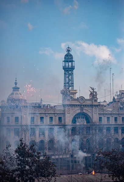 VALENCIA, İSPA 2016: Valencia, Valencia, İspanya 'da düzenlenen Fallas Festivali sırasında UNESCO' nun Soyut Kültürel Mirası 'nın geleneksel havai fişek gösterisi.