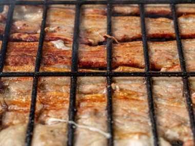 Izgara ızgarada ızgara domuz eti ve domuz pastırması, İspanya 'da geleneksel Akdeniz mutfağı ve açık hava yemek fotoğrafçılığı..