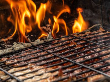 Izgara ızgarada ızgara domuz eti ve domuz pastırması, İspanya 'da geleneksel Akdeniz mutfağı ve açık hava yemek fotoğrafçılığı..