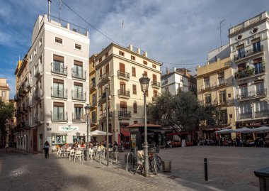 Valencia, İspanya 'nın tarihi merkezinde bulunan Plaza del Doktor Collado, İpek Borsası' nın arkasında restoranları, terasları ve geleneksel Akdeniz kentsel atmosferi olan canlı bir meydan..