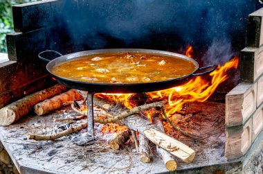 Geleneksel Valensiyalı paella pişirme süreci: İspanya 'ya pirinç eklemeden önce çorbayı kaynatmak.