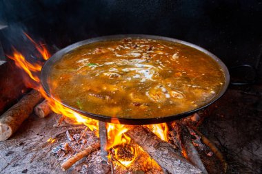 Geleneksel Valensiyalı paella pişirme süreci: İspanya 'ya pirinç eklemeden önce çorbayı kaynatmak.