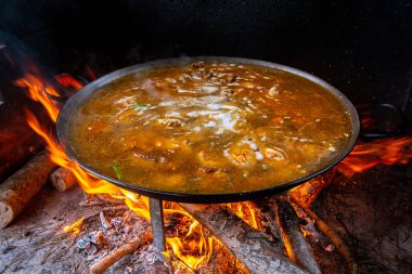 Geleneksel Valensiyalı paella pişirme süreci: İspanya 'ya pirinç eklemeden önce çorbayı kaynatmak.