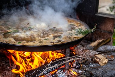 Geleneksel Valensiyalı paella pişirme süreci: İspanya 'da aroma Akdeniz mutfağı için biberiye filizi.