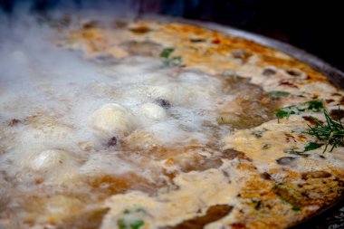 Geleneksel Valensiyalı paella pişirme süreci: İspanya 'da aroma Akdeniz mutfağı için biberiye filizi.