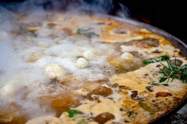 Geleneksel Valensiyalı paella pişirme süreci: İspanya 'da aroma Akdeniz mutfağı için biberiye filizi.