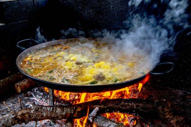 Geleneksel Valensiyalı paella pişirme süreci: İspanya 'ya pirinç eklemeden önce çorbayı kaynatmak.