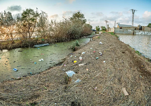 Valencia Doğal Parkı Albufera, Valencia Topluluğu, İspanya Ekim 2024: Aşırı yağış ve sel ile bir DANA olayı sonrasında sulak arazi ekosistemi üzerinde çevresel etki.