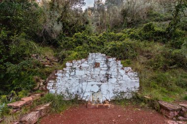 Yazı tipi del Campaner doğal bahar Segart, Valencia, İspanya.