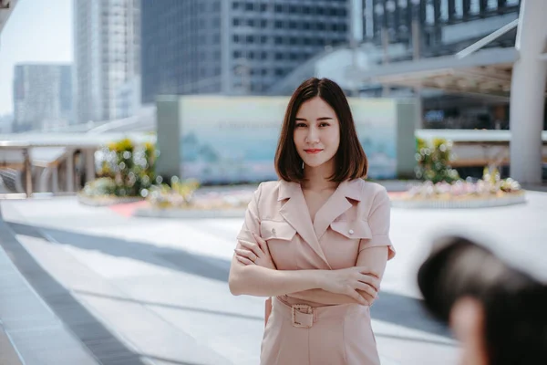 Mutlu Asyalı güzel iş kadını dışarıda