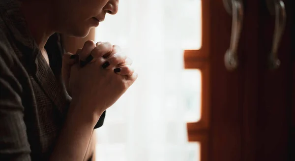 Крупним Планом Знімок Жінки Яка Молиться Вдома Християнська Концепція — стокове фото