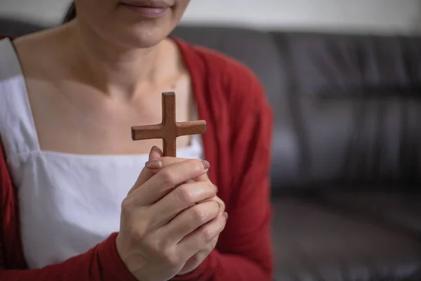 Kadın eli çapraz. Umut, inanç, Hıristiyanlık, din, kilise kavramı online..
