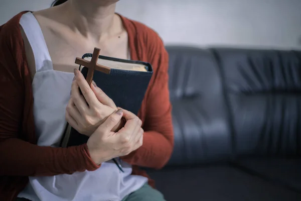 Kadın eli çapraz. Umut, inanç, Hıristiyanlık, din, kilise kavramı online..