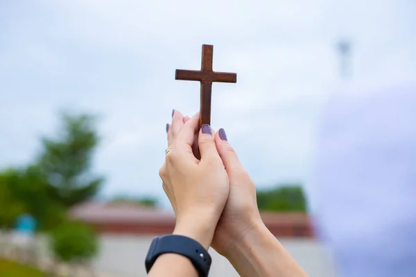 Руки Жінки Молячись Християнську Релігію Жінка Казуала Молячись Хрестом Релігійною — стокове фото