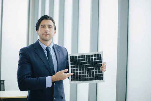 İş adamı Güneş Enerjisi Ortamı Konseptini Sundu