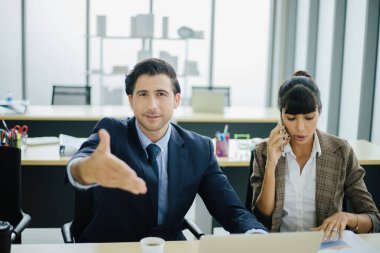 Toplantı odasında çalışan iş adamları.