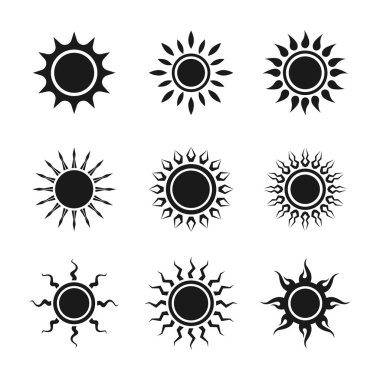Çeşitli tasarımlarda güneş simgeleri logo vektörü kümesi. İzole edilmiş beyaz arkaplanda güneş simgesi silueti.
