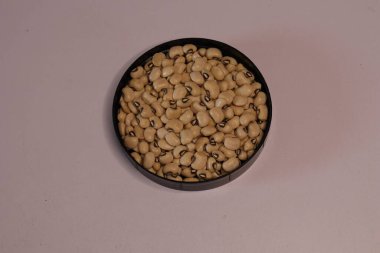 Çiğ Organik Siyah Gözlü Bezelyeler Beyaz Arkaplanda İzole Edildi