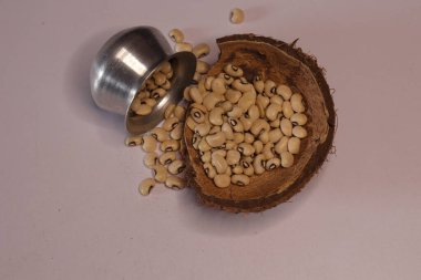 Çiğ Organik Siyah Gözlü Bezelyeler Beyaz Arkaplanda İzole Edildi