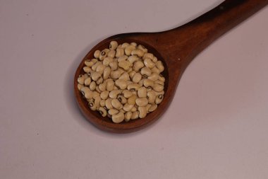 Çiğ Organik Siyah Gözlü Bezelyeler Beyaz Arkaplanda İzole Edildi