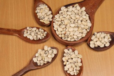 Çiğ Organik Siyah Gözlü Bezelyeler Beyaz Arkaplanda İzole Edildi