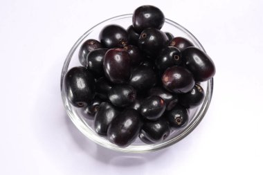 Beyaz arkaplanda izole edilmiş Jambolan eriği veya Java suyu