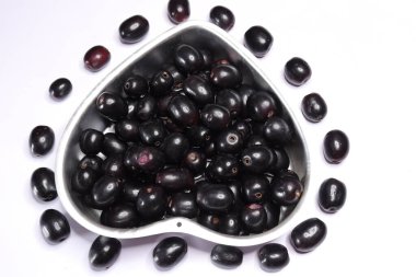 Beyaz arkaplanda izole edilmiş Jambolan eriği veya Java suyu
