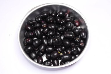 Beyaz arkaplanda izole edilmiş Jambolan eriği veya Java suyu