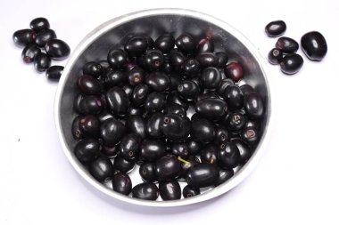 Beyaz arkaplanda izole edilmiş Jambolan eriği veya Java suyu