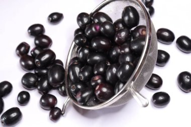 Beyaz arkaplanda izole edilmiş Jambolan eriği veya Java suyu
