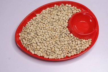 Çiğ Organik Siyah Gözlü Bezelyeler Beyaz Arkaplanda İzole Edildi