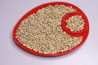 Çiğ Organik Siyah Gözlü Bezelyeler Beyaz Arkaplanda İzole Edildi