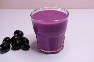 Beyaz arkaplanda izole edilmiş Jambolan eriği veya Java erik suyu