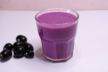 Beyaz arkaplanda izole edilmiş Jambolan eriği veya Java erik suyu