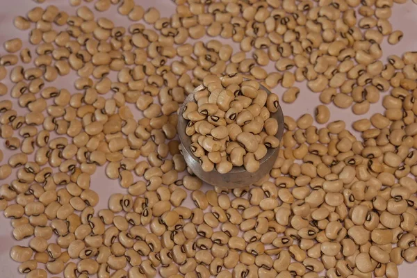 白い背景に隔離された生の有機黒豆 — ストック写真